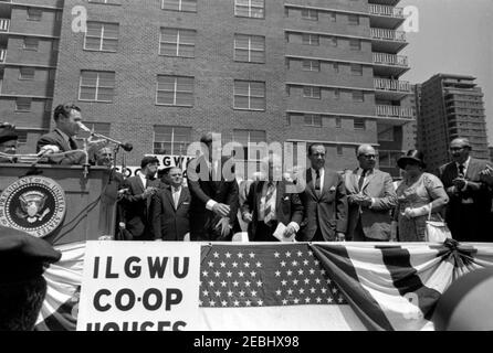 Viaggio a New York City: International Ladies Garment Workers Union (ILGWU) Housing Project, 13:00. Il presidente John F. Kennedy (centro a sinistra) partecipa alla dedicazione delle Case cooperative Sud della Penn Station, un progetto di alloggi cooperativi dell'Unione Internazionale degli indumenti Ladiesu2019 (ILGWU). Anche nella foto: Ex prima signora, Eleanor Roosevelt; Governatore di New York, Nelson Rockefeller; Presidente dell'ILGWU, David Dubinsky; Sindaco di New York City, Robert F. Wagner, Jr.; Presidente della Federazione americana del lavoro e del Congresso delle organizzazioni industriali (AFL-CIO), George Mean Foto Stock