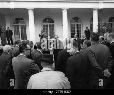 Visita dei membri del Panel of Consultants on Vocational Education, Health, Education and Welfare (HEW), 9:34. Il presidente John F. Kennedy visita con i membri del gruppo di consulenti per l'educazione professionale del Dipartimento di Salute, Educazione e benessere (HEW). Il presidente Kennedy riceve il rapporto del panelu0027s sullo stato dell'istruzione professionale negli Stati Uniti; il sovrintendente delle scuole per la città di Chicago e il presidente del gruppo, Benjamin C. Willis, è a destra del presidente. Anche nella foto: Segretario di HEW, Anthony J. Celebrezze (parzialmente nascosto); Direttore del Foto Stock