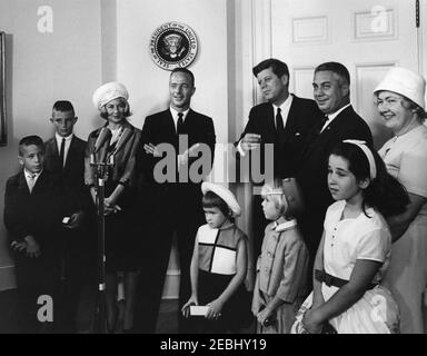 Visita dell'astronauta Lt. CMdR. Famiglia Scott Carpenter u0026, 10:00. Il presidente John F. Kennedy visita con l'astronauta il comandante del tenente M. Scott Carpenter e il direttore delle operazioni per il progetto Mercury, il Dr. Walter C. Williams, e le loro famiglie, per quanto riguarda il Lt. CDR. Carpenteru0027s volo orbitale Mercury-Atlas 7 (noto anche come Aurora 7). Da sinistra a destra: Robyn Jay Carpenter, Marc Scott Carpenter, René Carpenter, Lt. CDR. Carpentiere, Candace Noxon Carpenter e Kristen Elaine Carpenter (entrambi davanti), il presidente Kennedy, il dottor Williams, Elizabeth Ann Williams (davanti), e Helen Manning Williams Foto Stock