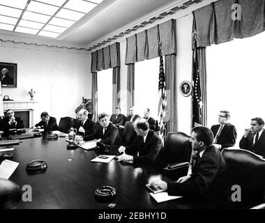 Riunione del Gabinetto, 10:12. Riunione del cabinet. Al tavolo, L-R: Segretario di Salute, Educazione e Welfare, Abraham Ribicoff; Sottosegretario di Commercio, Edward Gudeman; Segretario di Stato, Dean Rusk; Presidente John F. Kennedy; Segretario del Tesoro, C. Douglas Dillon; Segretario dell'interno, Stewart Udall. Lungo la finestra, L-R: Assistente speciale al Presidente per la Scienza e la tecnologia, Jerome B. Wiesner; Presidente del Consiglio dei consiglieri economici del Presidente 2019, Walter Heller; Assistente speciale al Presidente, Frederick G. Dutton; Consiglio speciale al Presidente, Theodore C. Sorens Foto Stock