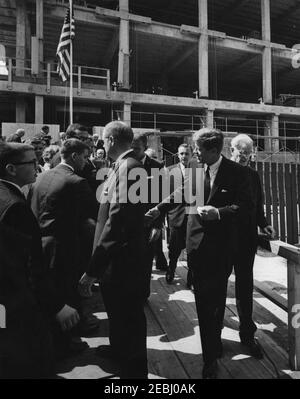 Cerimonia di posa Cornerstone, edificio degli uffici della Casa di Rayburn, 10:28. Il presidente John F. Kennedy partecipa alla cerimonia di posa della pietra angolare per l'edificio degli uffici della Rayburn House, dedicato al defunto Presidente della Camera dei rappresentanti, Sam Rayburn. Anche nella foto: Relatore della Camera e presidente della Commissione per la costruzione degli uffici della Camera, John W. McCormack (Massachusetts); agenti di Servizio segreto della Casa Bianca, Ron Pontius e Lubert u201cBertu201d de Freese. Washington, D.C. Foto Stock