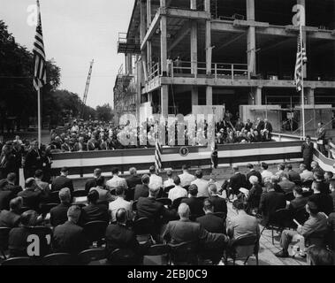 Cerimonia di posa Cornerstone, edificio degli uffici della Casa di Rayburn, 10:28. Il presidente John F. Kennedy ha espresso le sue osservazioni alla cerimonia di posa della pietra angolare per l'edificio degli uffici della Rayburn House, dedicato al defunto Presidente della Camera dei rappresentanti, Sam Rayburn. I posti a sedere sulla piattaforma includono: Rappresentante Carroll D. Kearns (Pennsylvania); Rappresentante Leslie C. Arends (Illinois); Rappresentante Clarence Cannon (Missouri); Rappresentante Carl Albert (Oklahoma); Rappresentante Paul F. Schenck (Ohio); Chief Justice della Corte Suprema, Earl Warren; Rappresentante Thomas E. Morgan (Pennsylv Foto Stock
