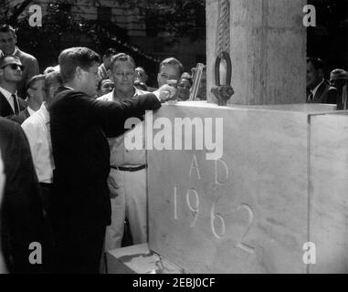 Cerimonia di posa Cornerstone, edificio degli uffici della Casa di Rayburn, 10:28. Il presidente John F. Kennedy partecipa alla cerimonia di posa della pietra angolare per l'edificio degli uffici della Rayburn House, dedicato al defunto Presidente della Camera dei rappresentanti, Sam Rayburn. Quelli che cercano includono: Rappresentante Charles MCC. Mathias, Jr. (Maryland); rappresentante Neal Smith (Iowa); agente di servizio segreto della Casa Bianca, Milt Wilhite. Washington, D.C. Foto Stock