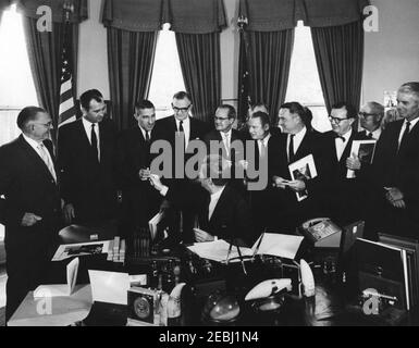 476 legge pubblica 87-657, Point Reyes National Seashore, 9:55. Il presidente John F. Kennedy (seduto alla scrivania) distribuisce le penne dopo la firma di S. 476, un disegno di legge per stabilire il Point Reyes National Seashore in California. In piedi (L-R): Rappresentante Wayne N. Aspinall (Colorado); rappresentante J. T. Rutherford (Texas); Segretario dell'interno, Stewart Udall (che riceve una penna dal presidente Kennedy); rappresentante John P. Saylor (Pennsylvania); la Bibbia del senatore Alan (Nevada); il senatore Clair Engle (California); il senatore Hubert H. Humphrey del Minnesota (in dietro, rappresenta per lo più nascosto) Foto Stock