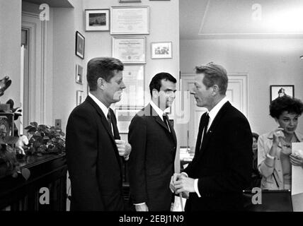 Visita di Judy Garland, Danny Kaye, Carol Burnet e Richard Adler, 12:30. Il presidente John F. Kennedy visita con gli animatori nell'ufficio di Evelyn Lincoln, il segretario personale del presidente Kennedyu0027s. Da sinistra a destra: Il presidente Kennedy; il compositore Richard Adler; Danny Kaye; il membro dello staff nell'ufficio della signora Lincolnu0027s, Priscilla Wear (sul retro, per lo più nascosto); Judy Garland. White House, Washington, D.C. Foto Stock