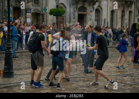 Lviv, Ucraina - 2 maggio 2016: Festa che versa l'acqua il Lunedi dopo Pasqua presso il municipio. Ragazzi felici versando acqua l'uno sull'altro. Foto Stock