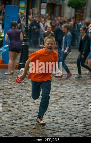 Lviv, Ucraina - 2 maggio 2016: Festa che versa l'acqua il Lunedi dopo Pasqua presso il municipio. Ragazzo felice versando acqua l'uno sull'altro. Foto Stock