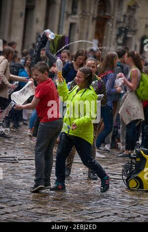 Lviv, Ucraina - 2 maggio 2016: Festa che versa l'acqua il Lunedi dopo Pasqua presso il municipio. Ragazzi felici versando acqua l'uno sull'altro. Foto Stock