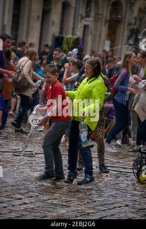 Lviv, Ucraina - 2 maggio 2016: Festa che versa l'acqua il Lunedi dopo Pasqua presso il municipio. Ragazzi felici versando acqua l'uno sull'altro. Foto Stock