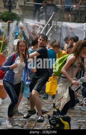 Lviv, Ucraina - 2 maggio 2016: Festa che versa l'acqua il Lunedi dopo Pasqua presso il municipio. Uomo Donna versa acqua. Foto Stock