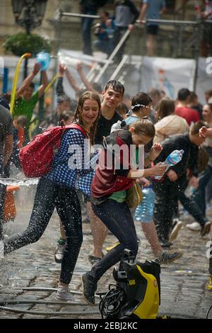 Lviv, Ucraina - 2 maggio 2016: Festa che versa l'acqua il Lunedi dopo Pasqua presso il municipio. Uomo Donna versa acqua. Foto Stock