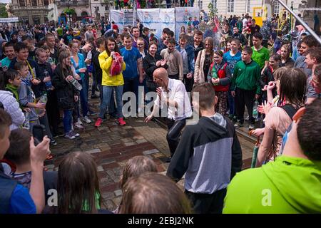 Lviv, Ucraina - 2 maggio 2016: Festa che versa l'acqua il Lunedi dopo Pasqua presso il municipio. Uomini calvi che ballano tra un popolo Foto Stock