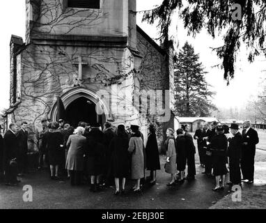 Servizi funerari per la Sig.ra Eleanor Roosevelt, Hyde Park, New York. I lutto arrivano alla Chiesa episcopale di San Jamesu2019 per i funerali di Eleanor Roosevelt. Quelli raffigurati includono: Capo del protocollo, Angier Biddle Duke; Direttore dell'Agenzia di informazione degli Stati Uniti (USIA), Edward R. Murrow; agente di Servizio segreto della Casa Bianca, James J. Rowley. Hyde Park, New York. Foto Stock