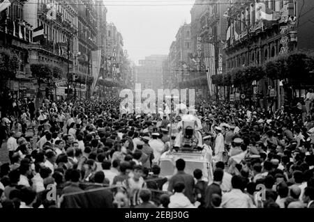 Viaggio in Europa: Italia, Napoli: Moto, 17:40. Grandi folle si riuniscono in strada mentre il motociclista del presidente John F. Kennedyu2019s viaggia attraverso Napoli, Italia. Foto Stock