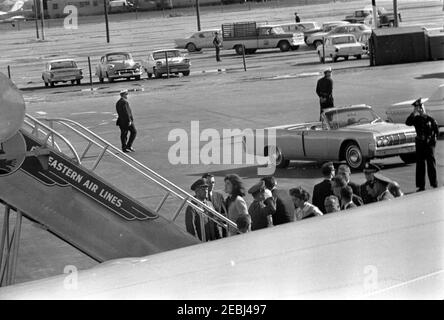 Viaggio in Texas: Parkland Hospital (esterno); limousine Presidentu2019s; Love Field, corpo del Presidentu2019s portato su Air Force One. La First Lady Jacqueline Kennedy sale a bordo dell'Air Force One all'Love Field di Dallas, Texas, a seguito del trasferimento del casket del presidente John F. Kennedyu2019s all'aereo. Anche nella foto: Segretario alla Sig.ra Kennedy, Mary Gallagher; Assistenti speciali al Presidente Kennedy, Larry Ou0027Brien, Kenneth P. Ou2019Donnell, e Dave Powers; Aide militare al Presidente Kennedy, Generale Chester V. Clifton; Agente di Servizio Segreto della Casa Bianca, Stu Stout. Foto Stock