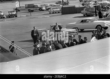 Viaggio in Texas: Parkland Hospital (esterno); limousine Presidentu2019s; Love Field, corpo del Presidentu2019s portato su Air Force One. I funzionari si preparano a trasferire il casket del presidente John F. Kennedyu0027s all'Air Force One all'Love Field di Dallas, Texas. Tra le foto figurano: Assistenti speciali al presidente Kennedy, Larry Ou2019Brien, Dave Powers, e Kenneth P. Ou2019Donnell; Segretario alla First Lady Jacqueline Kennedy, Mary Gallagher; medico al presidente Kennedy, ammiraglio posteriore Dr. George G. Burkley; Presidente Kennedyu2019s Segretario personale, Evelyn Lincoln; Sig.ra Kennedyu2019s Press secr Foto Stock