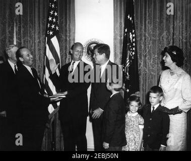 Giuramento in cerimonia, William Battle, Ambasciatore degli Stati Uniti in Australia, 17:14. Il presidente John F. Kennedy e altri ridono come capo del protocollo, Angier Biddle Duke, amministra il giuramento al neo-nominato ambasciatore degli Stati Uniti in Australia, William C. Battle, durante la cerimonia di giuramento del sig. Battleu0027s. Da sinistra a destra: Ex Governatore della Virginia, John S. Battaglia (a ritroso, parzialmente nascosto); MR. Duke; Battaglia dell'Ambasciatore; Presidente Kennedy; Battaglia di W. Cullen, Jr.; Battaglia di Janie; Battaglia di Robert W.; Battaglia di Barry Webb. Sala armadio, Casa Bianca, Washington, D.C. Foto Stock