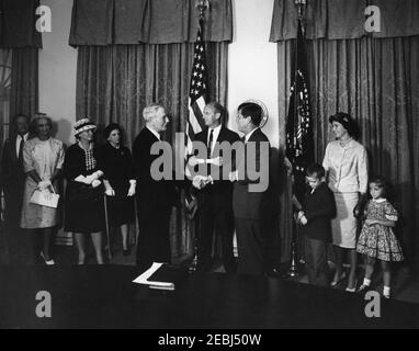 Giuramento in cerimonia, William Battle, Ambasciatore degli Stati Uniti in Australia, 17:14. Cerimonia di giuramento per l'Ambasciatore degli Stati Uniti in Australia, William C. Battle. Il presidente John F. Kennedy (centro a destra) scuote le mani con John S. Battle, ex governatore della Virginia e padre della battaglia dell'ambasciatore; la battaglia dell'ambasciatore si trova al centro. Anche nella foto (a destra del presidente Kennedy): Robert W. Battle; Barry Webb Battle; Janie Battle. Sala armadio, Casa Bianca, Washington, D.C. Foto Stock