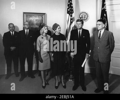 Cerimonia di giuramento, Charles Horsky, Consigliere per gli Affari nazionali del capitale, 11:11. Il presidente John F. Kennedy partecipa alla cerimonia di giuramento per il consigliere per gli Affari nazionali del capitale, Charles A. Horsky. Da sinistra a destra: Ingegnere Commissario del Distretto di Columbia, Brigadier Generale Frederick J. Clarke; Presidente del Consiglio di Amministrazione del Distretto di Columbia, Walter N. Tobriner; Commissario del Distretto di Columbia, John B. Duncan (sul retro, per lo più nascosto); Margaret Ellen Horsky; Barbara Egleston Horsky; Presidente Kennedy; MR. Horsky. Fish Room, Casa Bianca, Washington, D.C. Foto Stock