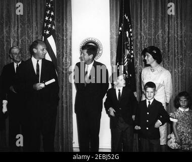 Giuramento in cerimonia, William Battle, Ambasciatore degli Stati Uniti in Australia, 17:14. Il presidente John F. Kennedy visita il nuovo ambasciatore degli Stati Uniti in Australia, William C. Battle, e la sua famiglia durante la cerimonia di giuramento del signor Battleu0027s. Da sinistra a destra: Ex Governatore della Virginia, John S. Battle; Battaglia dell'Ambasciatore; Presidente Kennedy; Battaglia di W. Cullen, Jr.; Battaglia di Robert W.; Battaglia di Barry Webb (sul retro); Battaglia di Janie. Sala armadio, Casa Bianca, Washington, D.C. Foto Stock