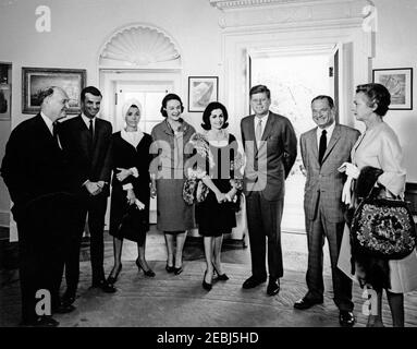 Visita del Presidente del Comitato Nazionale Democratico (DNC) John Bailey, Lena Horne, Carol Lawrence, Richard Adler, Sidney Salomon, Vicepresidente del DNC Margaret B. Price, e Segretario del DNC Dorothy Vredenburgh Bush, 11:30. Il presidente John F. Kennedy visita con funzionari e animatori partecipanti ad un evento di raccolta fondi per il Partito democratico, previsto per il gennaio 1964. Da sinistra a destra: Presidente del Comitato Nazionale Democratico (DNC), John M. Bailey; compositore, Richard Adler; cantante, attore e attivista per i diritti civili, Lena Horne; Vice-Presidente del DNC, Margaret B. Price; A. Foto Stock