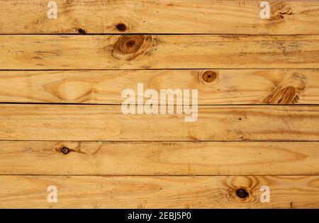 Giallo pinus legno sfondo tavolo, molto contrasto, legno texture Foto Stock
