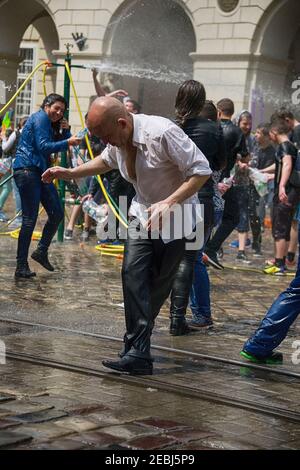 Lviv, Ucraina - 2 maggio 2016: Festa che versa l'acqua il Lunedi dopo Pasqua presso il municipio. Uomini calvi che ballano tra un popolo Foto Stock