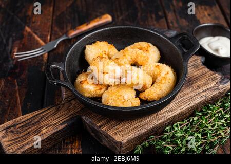 Gamberi fritti in padella. Sfondo di legno scuro. Vista dall'alto Foto Stock