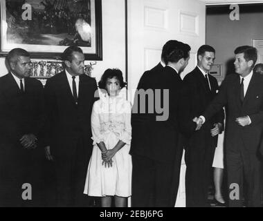 Presentazione della prima Guida della Casa Bianca al Presidente Kennedy u0026 First Lady Jacqueline Kennedy (JBK), 16:25. Presentazione della nuova guida della Casa Bianca al presidente John F. Kennedy e alla First Lady Jacqueline Kennedy da parte dei membri della National Geographic Society (NGS) e della White House Historical Association (WHHA); u0022La Casa Bianca: Una guida storica, u0022 una pubblicazione congiunta del NGS e del WHHHA, è stata stampata da Judd u0026 Detweiler, Inc. Da sinistra a destra: Direttore aggiunto per la Regione capitale Nazionale del Servizio Parchi nazionali e responsabile amministrativo del W Foto Stock