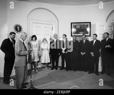 Presentazione della prima Guida della Casa Bianca al Presidente Kennedy u0026 First Lady Jacqueline Kennedy (JBK), 16:25. Presentazione della nuova guida della Casa Bianca al presidente John F. Kennedy e alla First Lady Jacqueline Kennedy da parte dei membri della National Geographic Society (NGS) e della White House Historical Association (WHHA); u0022La Casa Bianca: Una guida storica, u0022 una pubblicazione congiunta del NGS e del WHHHA, è stata stampata da Judd u0026 Detweiler, Inc. Presidente e redattore del NGS, Dr. Melville Bell Grosvenor (ai microfoni), rilascia commenti al momento della presentazione delle copie del libro. Foto Stock