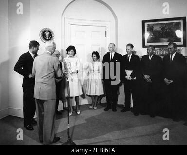 Presentazione della prima Guida della Casa Bianca al Presidente Kennedy u0026 First Lady Jacqueline Kennedy (JBK), 16:25. Presentazione della nuova guida della Casa Bianca al presidente John F. Kennedy e alla First Lady Jacqueline Kennedy da parte dei membri della National Geographic Society (NGS) e della White House Historical Association (WHHA); u0022La Casa Bianca: Una guida storica, u0022 una pubblicazione congiunta del NGS e del WHHHA, è stata stampata da Judd u0026 Detweiler, Inc. Presidente e redattore del NGS, Dr. Melville Bell Grosvenor (ritorno alla fotocamera), presenta copie del libro alla Sig.ra Kennedy. A sinistra in Foto Stock