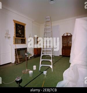 Camere White House: Le camere da letto Lincoln e Queene0027 sono in fase di ristrutturazione. Vista della camera da letto Queene0027 (chiamata anche Rose Guest Room) in fase di ristrutturazione, Casa Bianca, Washington, D.C. raffigurata sopra il camino è uno specchio di legno dorato sopra-mantel con una vita still di ispirazione olandese che è stato presentato come un regalo al presidente Harry S. Truman dalla principessa Elisabetta di Gran Bretagna nel 1951. Foto Stock