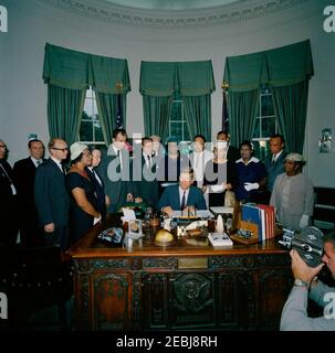 2399 Legge pubblica 87-633, designazione della casa di Frederick Douglass come parte del sistema del Parco nella capitale Nazionale, 9:45 AM. Il presidente John F. Kennedy firma una legge che designa la casa di Frederick Douglassu2019 come parte del sistema del parco nazionale nella capitale nazionale. In piedi (L-R): Presidente emerito della Howard University, Mordecai W. Johnson; ex Segretario dell'interno, Oscar L. Chapman; Vice Segretario dell'interno per la gestione delle terre pubbliche, John A. Carver; Presidente del Consiglio di amministrazione della D.C. dell'Associazione Nazionale dei Club colorati delle donne 2019 Foto Stock