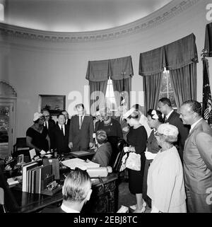 2399 Legge pubblica 87-633, designazione della casa di Frederick Douglass come parte del sistema del Parco nella capitale Nazionale, 9:45 AM. Il presidente John F. Kennedy consegna una penna al presidente nazionale dell'Associazione Nazionale dei Club colorati delle donne (NACWC), Dr. Rosa Gragg, dopo la firma di una legge che designa la casa di Frederick Douglassu2019 come parte del sistema del Parco Nazionale nella capitale Nazionale. In piedi (L-R): Presidente del Consiglio di Amministrazione della sede centrale della NACWC, Georgia Anderson; Segretario aggiunto dell'interno per la gestione delle terre pubbliche, John A. Carver; Represse Foto Stock