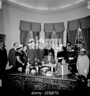 2399 Legge pubblica 87-633, designazione della casa di Frederick Douglass come parte del sistema del Parco nella capitale Nazionale, 9:45 AM. Il presidente John F. Kennedy firma una legge che designa la casa di Frederick Douglassu2019 come parte del sistema del parco nazionale nella capitale nazionale. In piedi (L-R): Presidente Emerito della Howard University, Mordecai W. Johnson; Vice Segretario dell'interno per la gestione delle terre pubbliche, John A. Carver (parzialmente nascosto); Presidente del Consiglio di amministrazione della sede centrale della National Association of Colored Womenu2019s Clubs (NACWC), Georgia Anderson; in preparazione Foto Stock