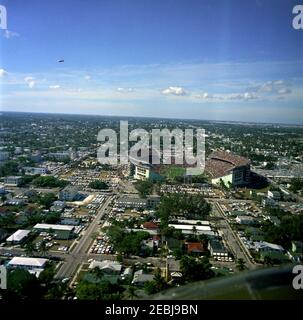 Orange Bowl Game, Miami Florida, lancio di monete del presidente Kennedy e colpi di spettatori, 12:55. Vista aerea dello Stadio Orange Bowl durante la partita di football Orange Bowl a Miami, Florida, alla quale ha partecipato il presidente John F. Kennedy; il Goodyear Blimp è visibile in alto a sinistra. Foto Stock