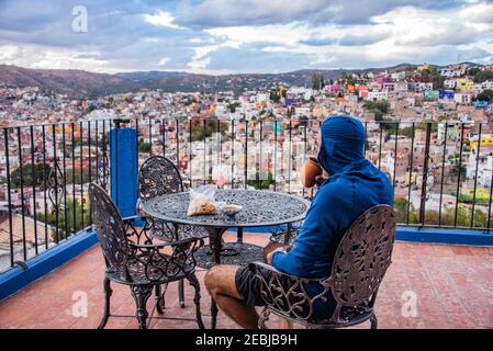 Bere un bicchiere di margarita con la vista del Centro Historico, patrimonio dell'umanità dell'UNESCO, a Guanajuato, Messico Foto Stock