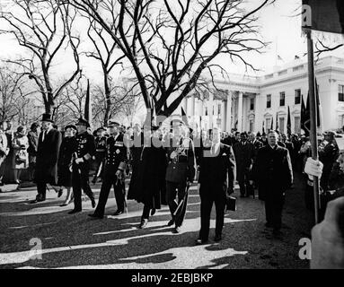 Funerale di Stato del Presidente Kennedy: Processione alla Cattedrale di San Matthewu2019s. Dignitari stranieri camminano nella processione funeraria del presidente John F. Kennedy alla Cattedrale di San Matteo Apostolo. Tra le passeggiate figurano: Ministro degli Affari Esteri dei Paesi Bassi, Joseph Luns; Principessa Beatrice dei Paesi Bassi; Principe Bernhard dei Paesi Bassi; Principe Filippo, Duca di Edimburgo; Principe Gholam-Reza Pahlavi dell'Iran; Segretario di Stato per gli Affari Esteri del Canada, Paul Martin; ex Presidente della Costa Rica, Josu00e9 Figueres Ferrer; Principe Georg Valdemaro di Danimarca; primi minis Foto Stock