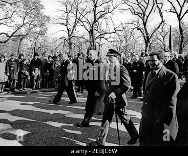 Funerale di Stato del Presidente Kennedy: Processione alla Cattedrale di San Matthewu2019s. Dignitari stranieri camminano nella processione funeraria del presidente John F. Kennedy alla Cattedrale di San Matteo Apostolo. Tra le passeggiate figurano: Primo Ministro della Gran Bretagna, Sir Alec Douglas-Home; Ambasciatore designato dal Vietnam del Sud in Cambogia, Tru1ea7n Chu00e1nh Thu00e0nh; Segretario di Stato per gli Affari esteri del Canada, Paul Martin; Alto Commissario Ghanaiano nel Regno Unito, Kwesi Armah. I pianori si infila sul vialetto Nord Lawn. White House, Washington, D.C. Foto Stock