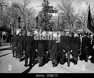 Funerale di Stato del Presidente Kennedy: Processione alla Cattedrale di San Matthewu2019s. I membri del gabinetto (dietro alla macchina fotografica) camminano nella processione funeraria del presidente John F. Kennedy alla Cattedrale di San Matteo l'Apostolo. I cordoglio e i membri della linea di guardia di colore il vialetto del prato del Nord. White House, Washington, D.C. Foto Stock