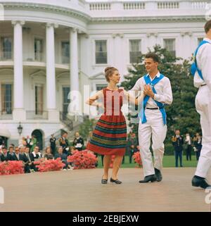 First Lady Jacqueline Kennedyu0027s (JBK) programma musicale per giovani, 14:10. I membri del Berea (Kentucky) College Country Dancers si esibiscono sul palco durante la sesta puntata di First Lady Jacqueline Kennedyu0027s Musical Programs for Youth by Youth. South Lawn, Casa Bianca, Washington, D.C. Foto Stock