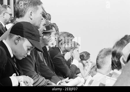 Viaggio nel Maine u0026 Massachusetts: Massachusetts, Boston, Harvard-Columbia Football Game, 13:50. Il presidente John F. Kennedy partecipa a una partita di calcio tra l'Università di Harvard e la Columbia University. Anche nella foto: Governatore del Massachusetts, Endicott u201cChubu201d Peabody; Assistenti speciali al presidente, Kenneth P. Ou2019Donnell e Dave Powers; Senatore Edmund Muskie (Maine); agenti di Servizio segreto della Casa Bianca, Floyd noing e Ron Pontius. Harvard Stadium, Boston, Massachusetts. Foto Stock