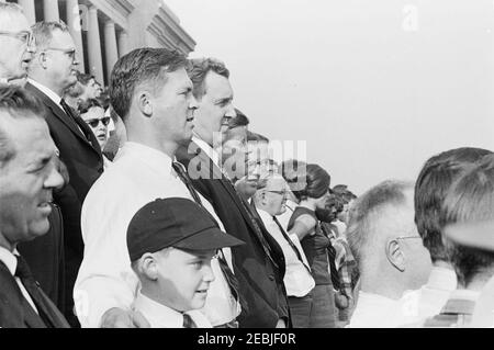 Viaggio nel Maine u0026 Massachusetts: Massachusetts, Boston, Harvard-Columbia Football Game, 13:50. Il presidente John F. Kennedy partecipa a una partita di calcio tra l'Università di Harvard e la Columbia University. Anche nella foto: Governatore del Massachusetts, Endicott u201cChubu201d Peabody; senatore Edmund Muskie (Maine); Assistente speciale al presidente per le relazioni congressuali, Lawrence Ou0027Brien; agenti di Servizio segreto della Casa Bianca, Floyd noing e Ron Pontius. Harvard Stadium, Boston, Massachusetts. Foto Stock