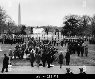 Cerimonia di arrivo per Jorge Alessandri Rodru00edguez, Presidente del Cile, 11:15. Cerimonie di arrivo per il presidente del Cile, Jorge Alessandri Rodru00edguez, sul prato meridionale della Casa Bianca, Washington, D.C. i partecipanti guardano le guardie militari d'onore eseguire un saluto da 21 armi. Il Washington Monument e il Jefferson Memorial sono visibili sullo sfondo. Foto Stock