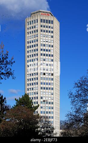 Colonia, Germania - 11 febbraio 2021: Ringturm il sesto più grande edificio residenziale e commerciale di colonia Foto Stock