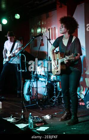 Chastity Brown si esibisce sul palco presso l'iconico Club 100 In Oxford Street di Londra Foto Stock