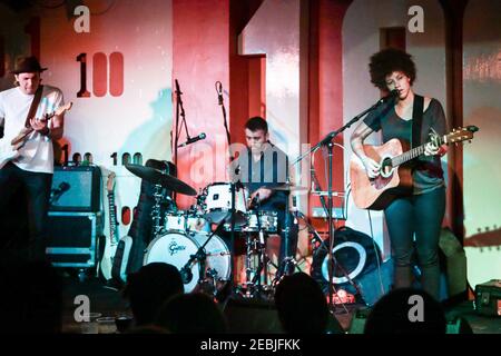 Chastity Brown si esibisce sul palco presso l'iconico Club 100 In Oxford Street di Londra Foto Stock