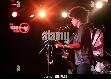 Chastity Brown si esibisce sul palco presso l'iconico Club 100 In Oxford Street di Londra Foto Stock