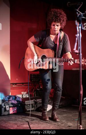 Chastity Brown si esibisce sul palco presso l'iconico Club 100 In Oxford Street di Londra Foto Stock