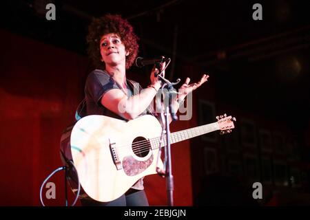 Chastity Brown si esibisce sul palco presso l'iconico Club 100 In Oxford Street di Londra Foto Stock